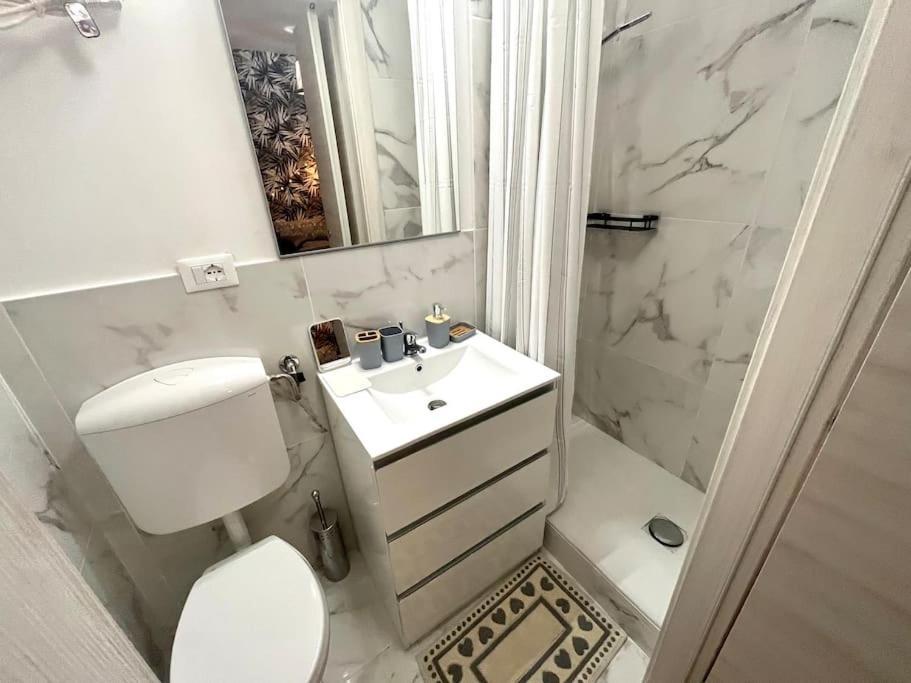 Finestra Nel Centro Storico Appartement Genua